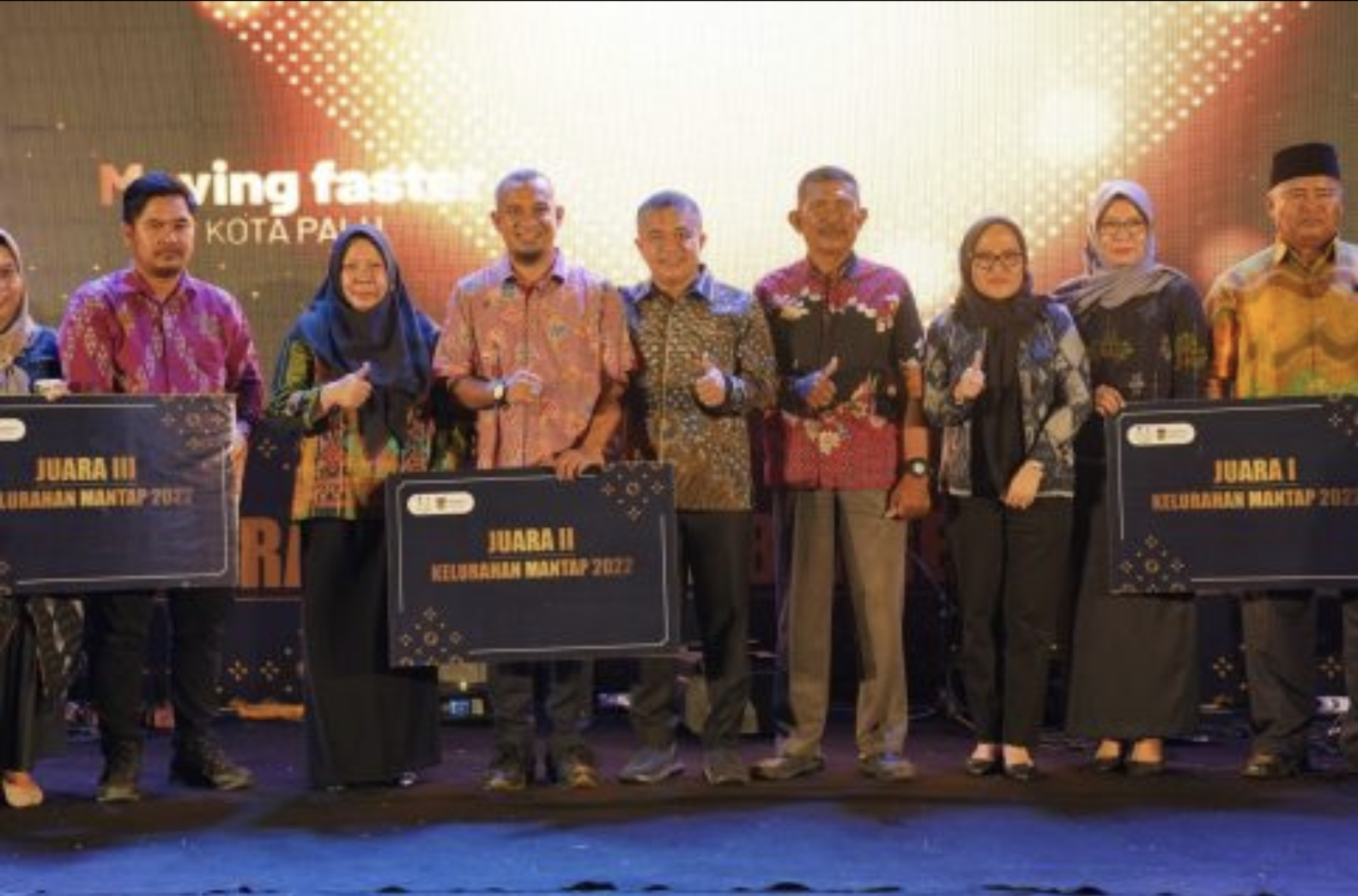 Wali Kota Palu Serahkan Hadiah Kelurahan Mantap